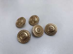 Knap - smuk guld knap med fin struktur, 23 mm